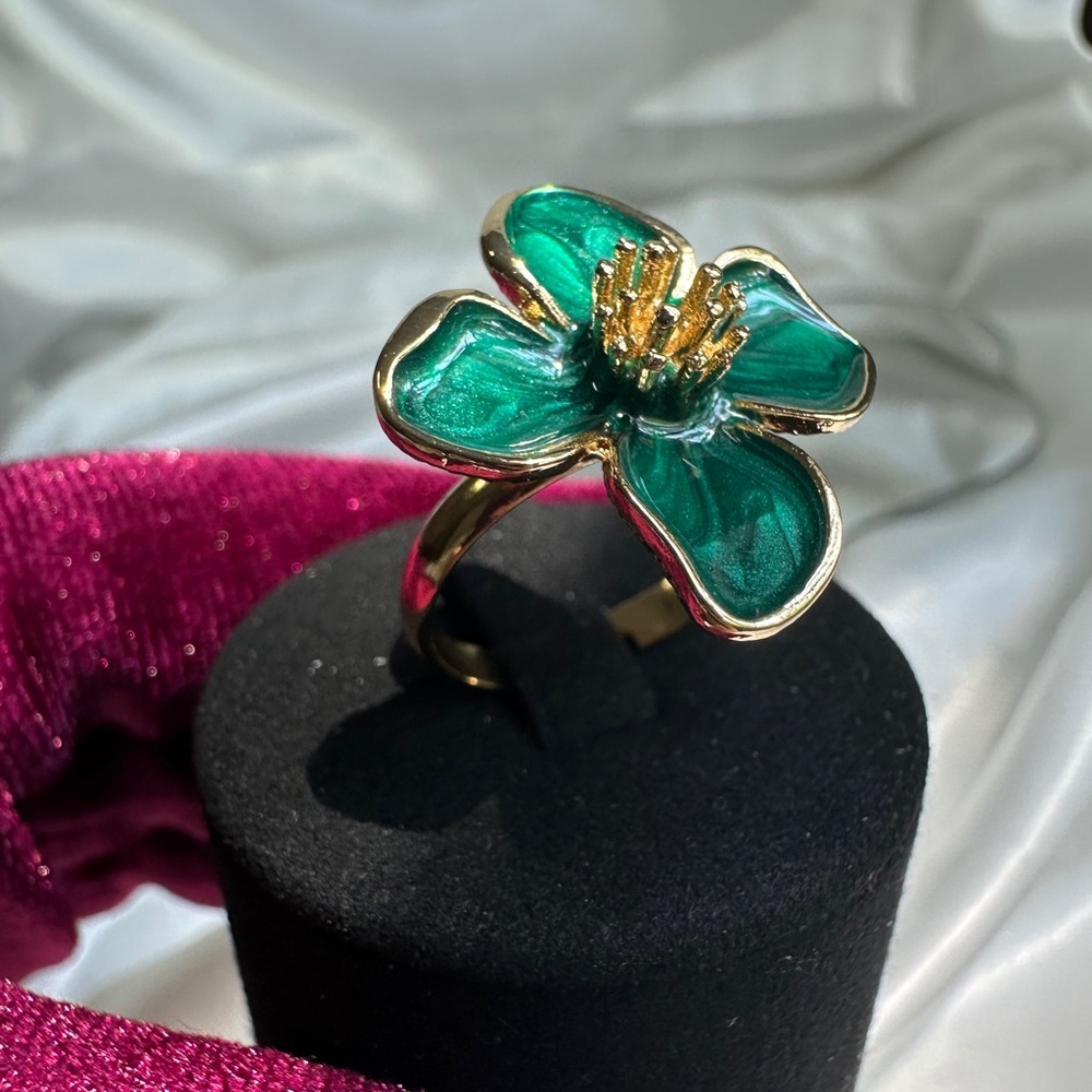 Zara Green and Gold Floral Ring with Elegant Design